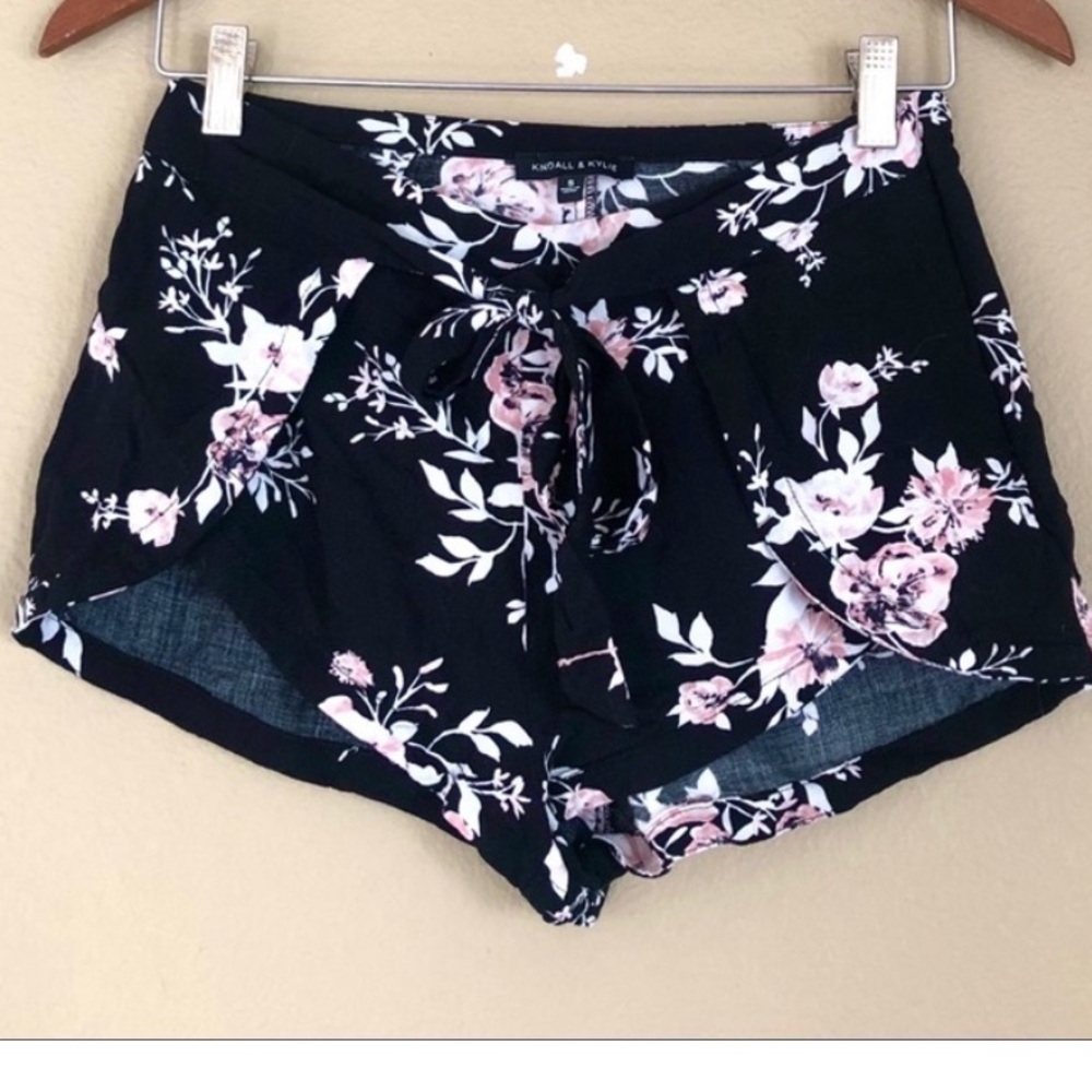 Kendall & Kylie Floral Black Women's Shorts